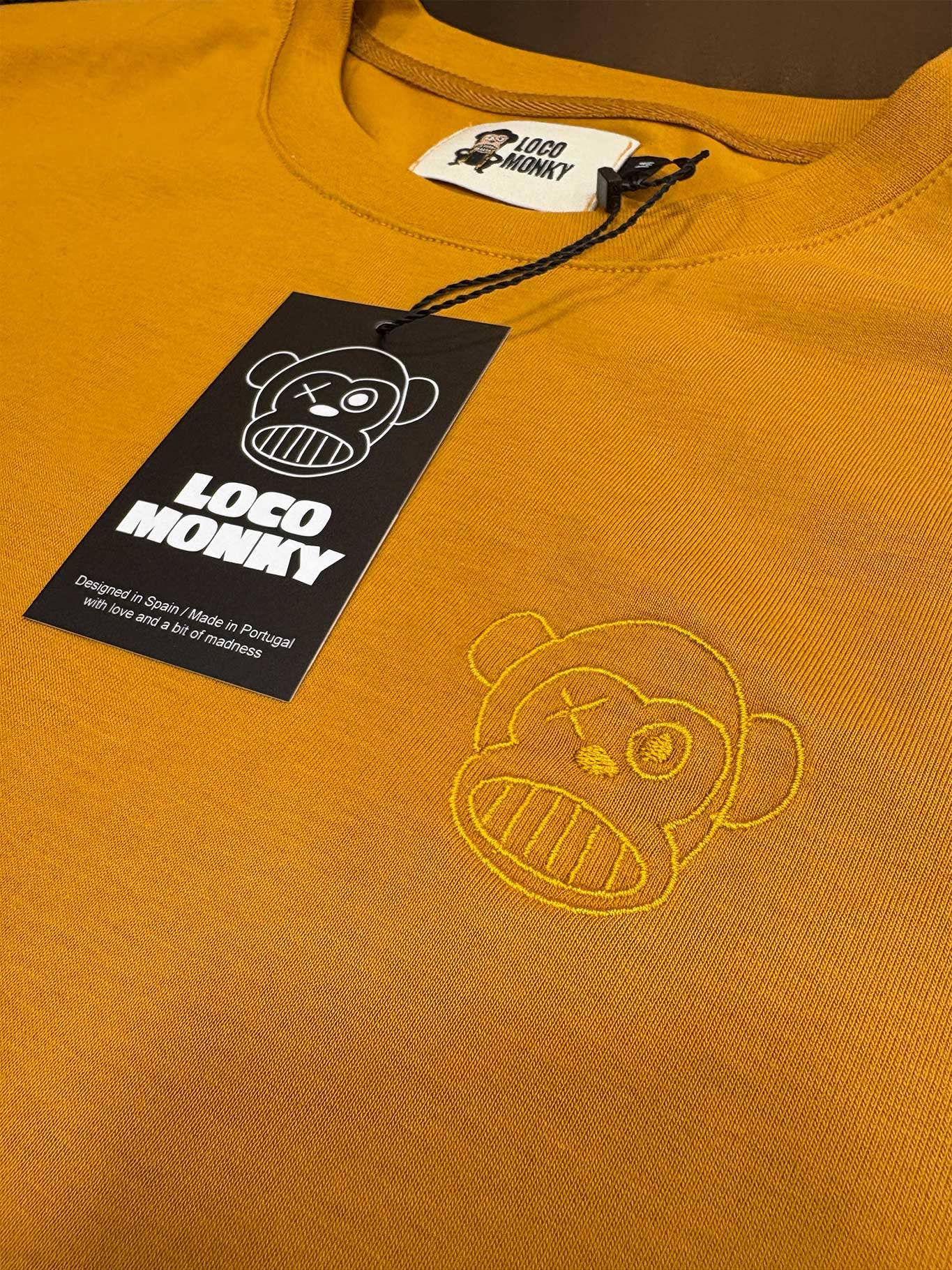 T-shirt unisex Puro Loco con ricamo Loco Monky senape