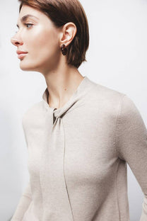 Maglione in maglia rasata con fiocco e scollo a V