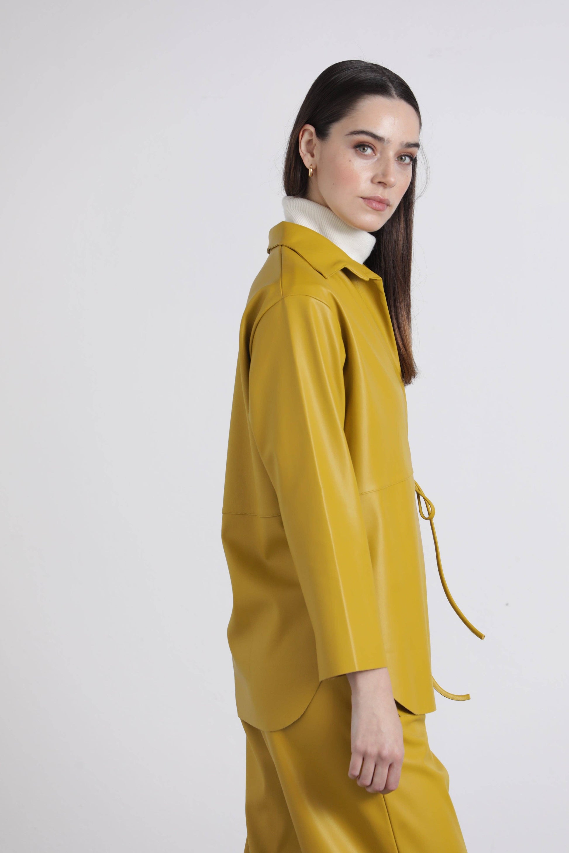 Camicia in ecopelle con nodo laterale