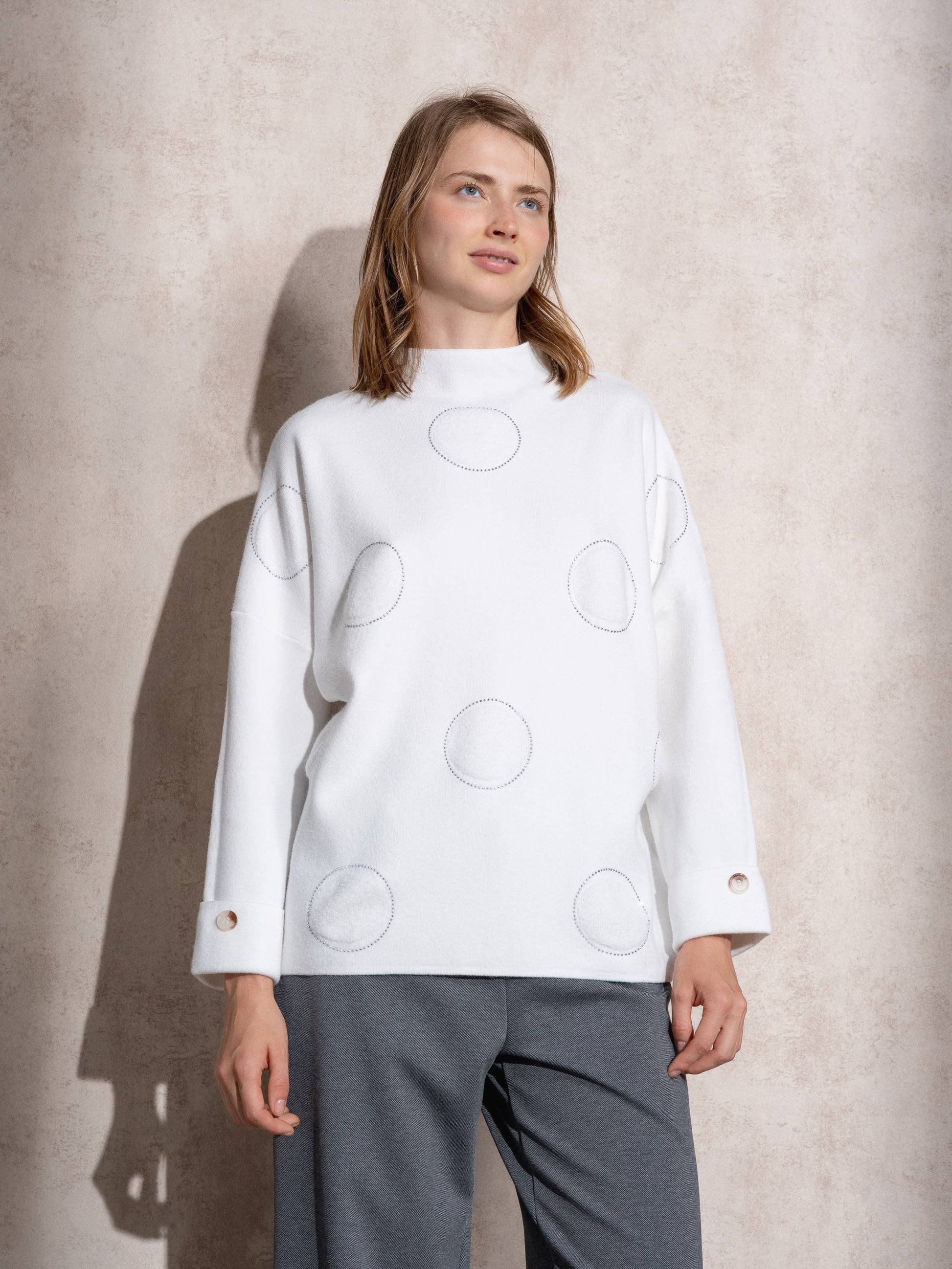Maglione in maglia con motivo a pois e bottoni ai polsi