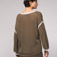 Maglione in maglia traforata con dettagli a contrasto e scollo a V