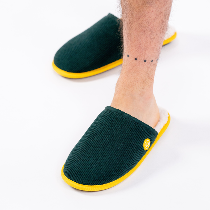 Pantofole in velluto a coste verde con interno in sherpa