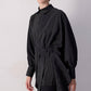 Camicia nera in cupro con maniche a pipistrello e cintura