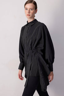 Camicia nera in cupro con maniche a pipistrello e cintura