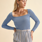 Top a maniche lunghe con scollo quadrato