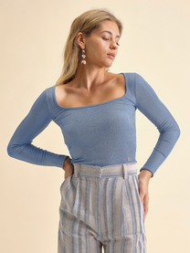 Top a maniche lunghe con scollo quadrato