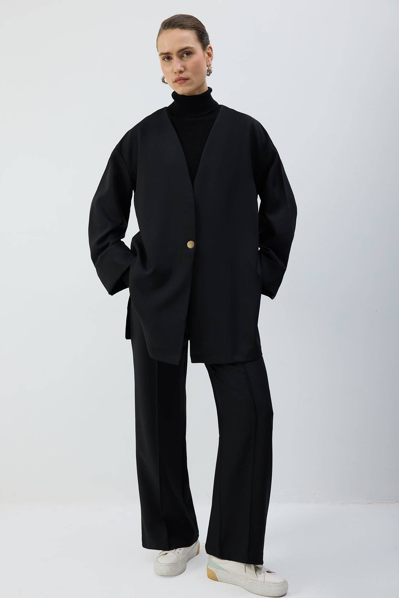 Giacca nera oversize con scollo a V e bottone