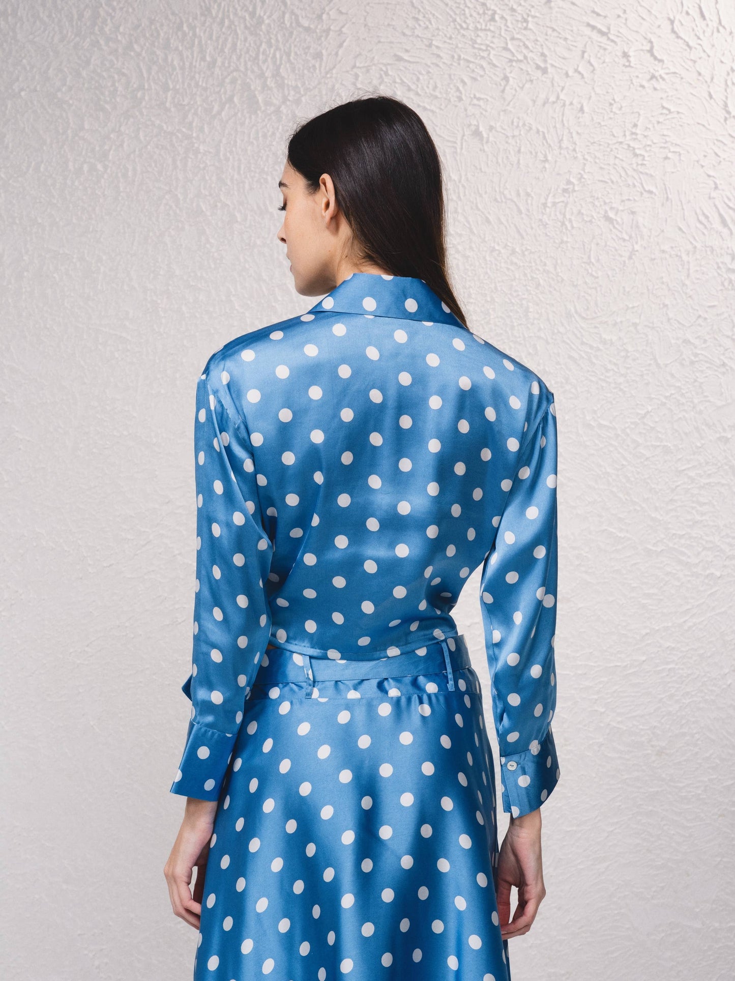 Blusa satinata a pois con fiocco