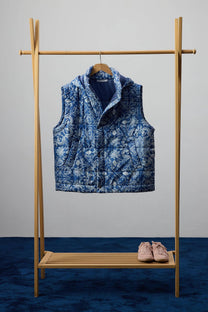 Gilet trapuntato con cappuccio floreale blu