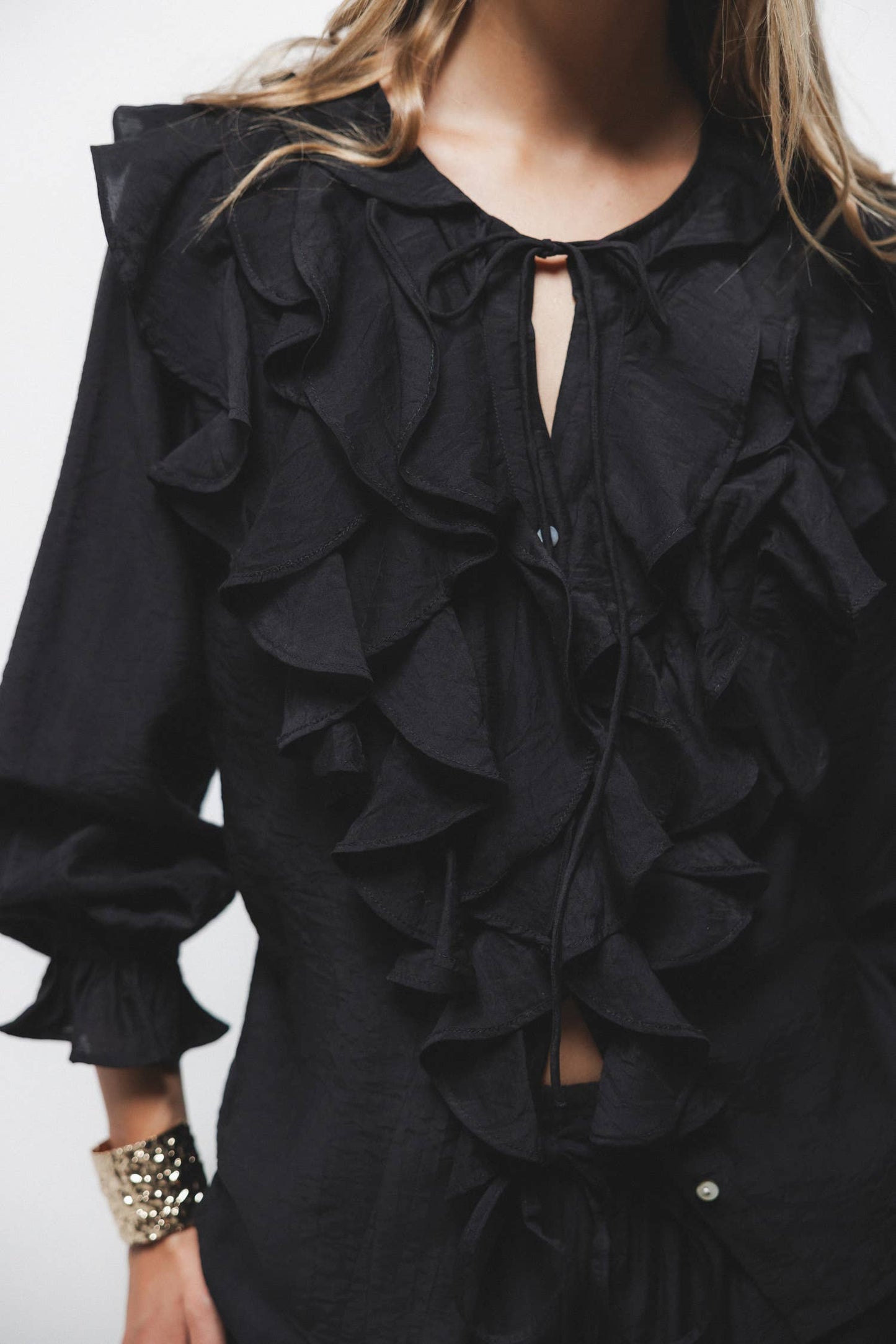 Blusa nera con volant e laccio al collo