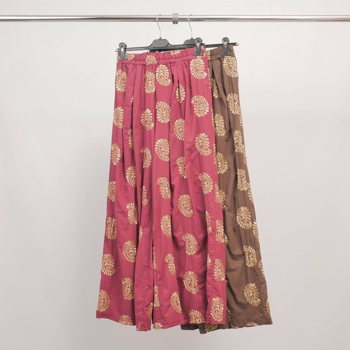 Pantaloni palazzo con ricami floreali