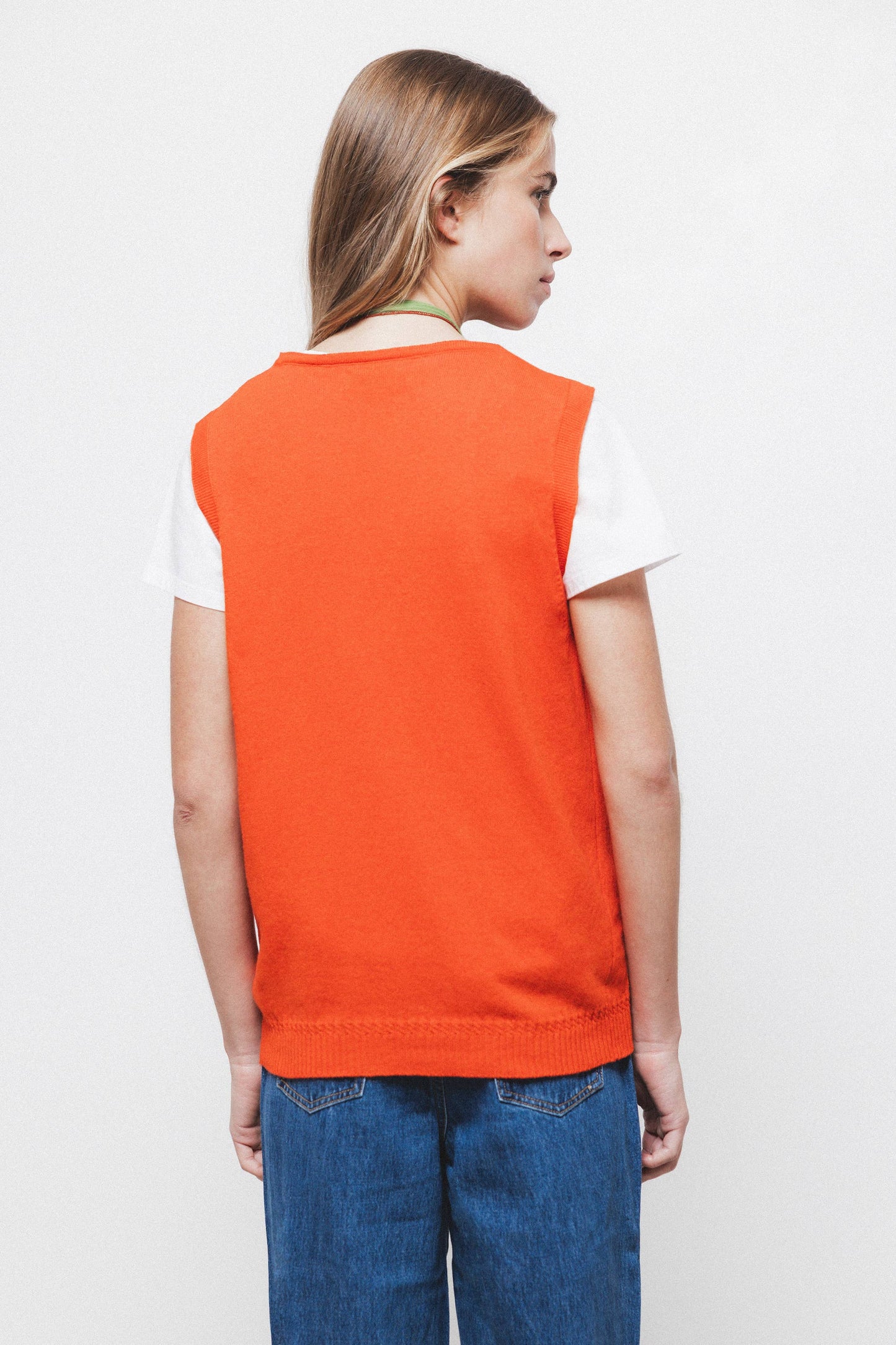 Top smanicato in maglia rasata con girocollo