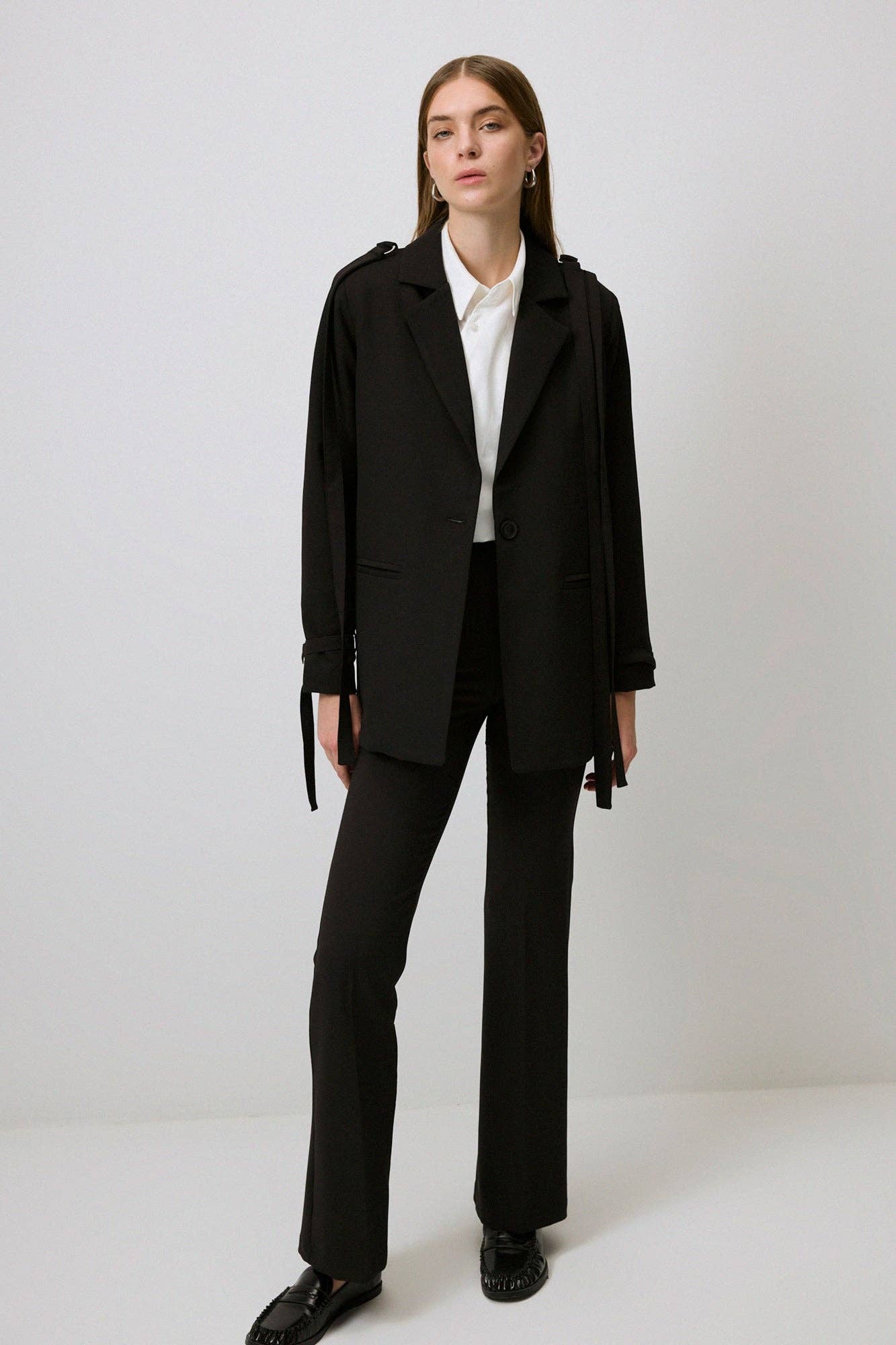 Blazer nero con dettagli metallici
