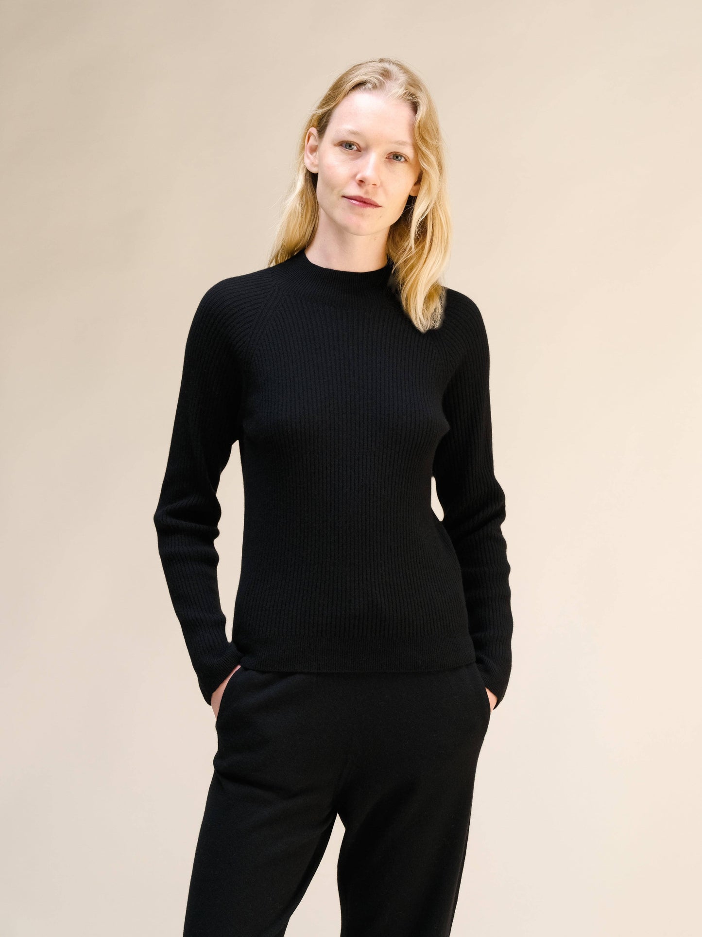 Maglione a costine con collo a lupetto in misto cashmere