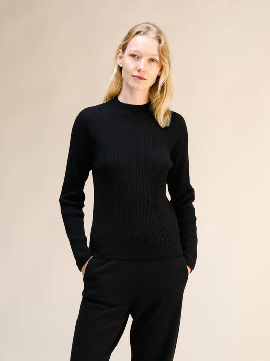 Maglione a costine con collo a lupetto in misto cashmere