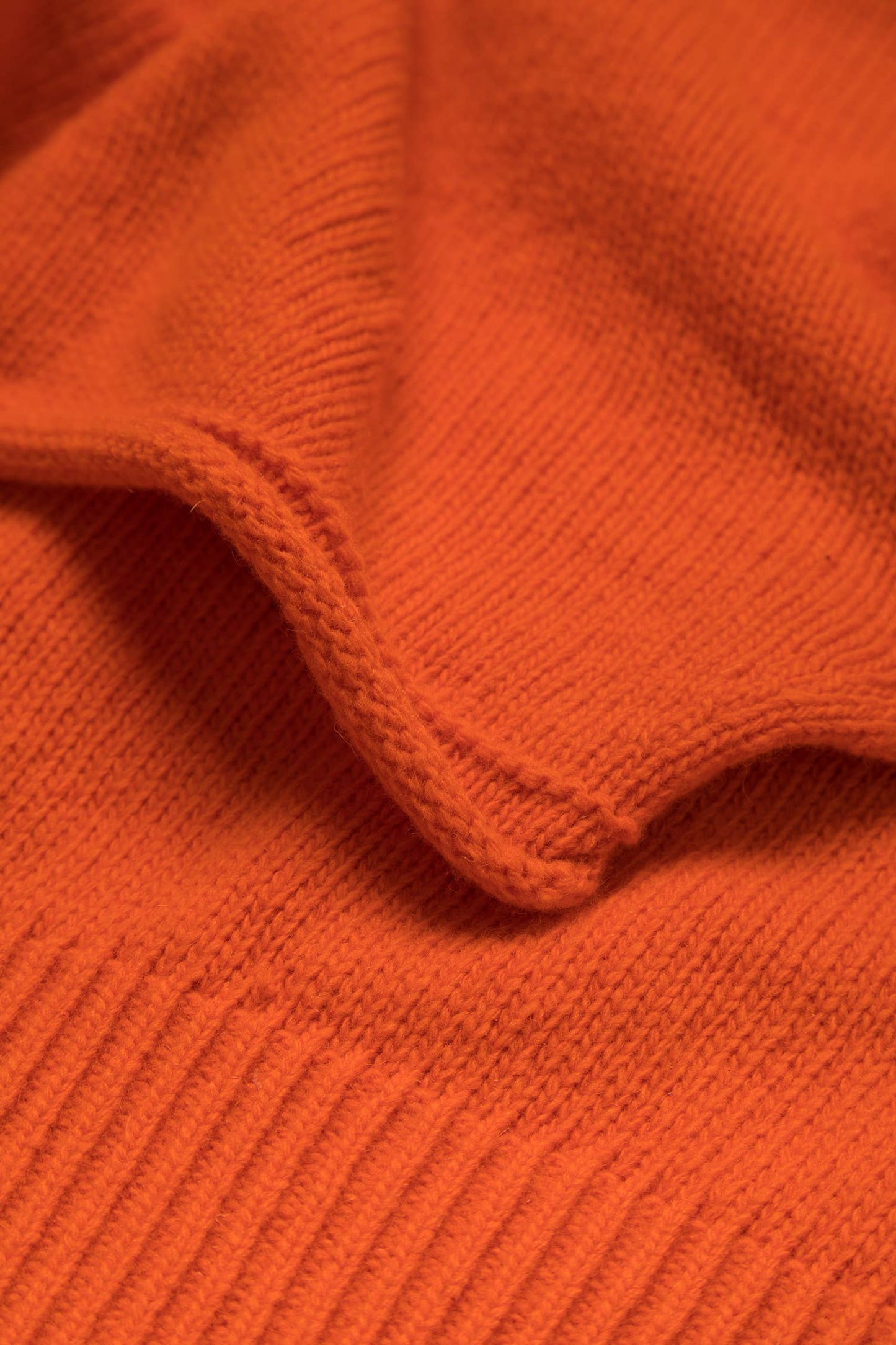 Maglione in lana a collo alto con maniche a pipistrello