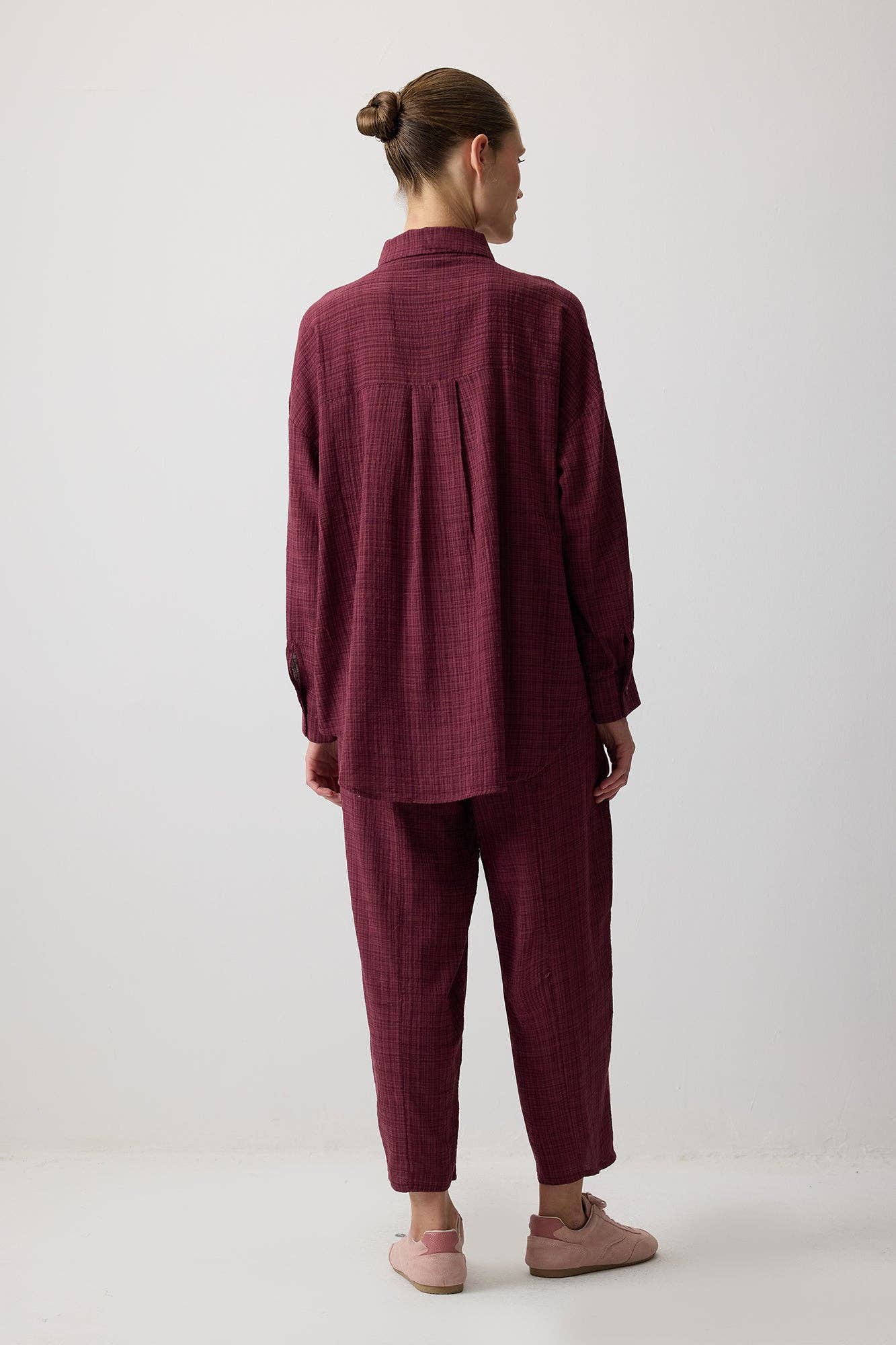 Completo con camicia a quadri e pantaloni bordeaux