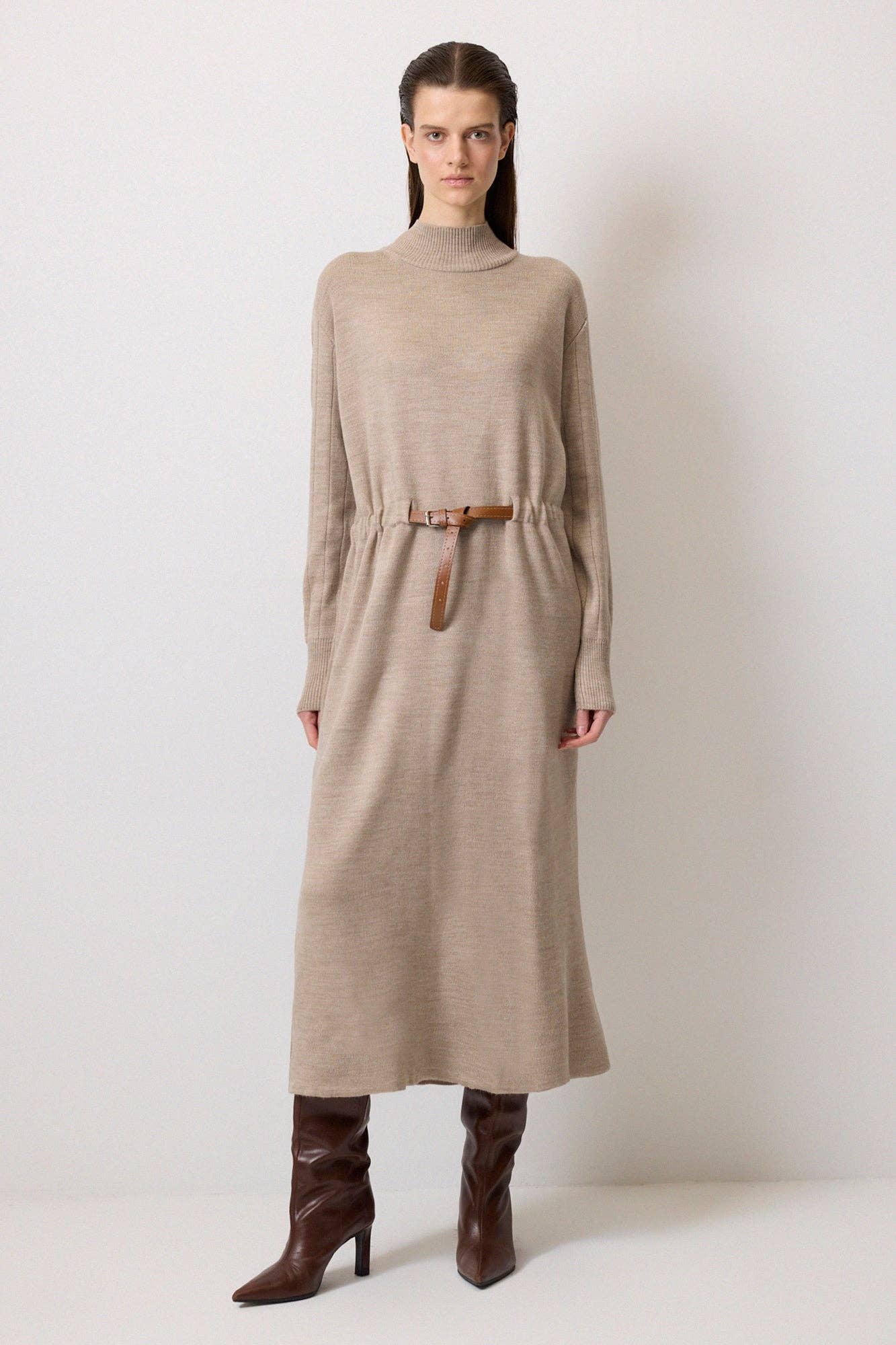 Abito midi in maglia con dolcevita e cintura