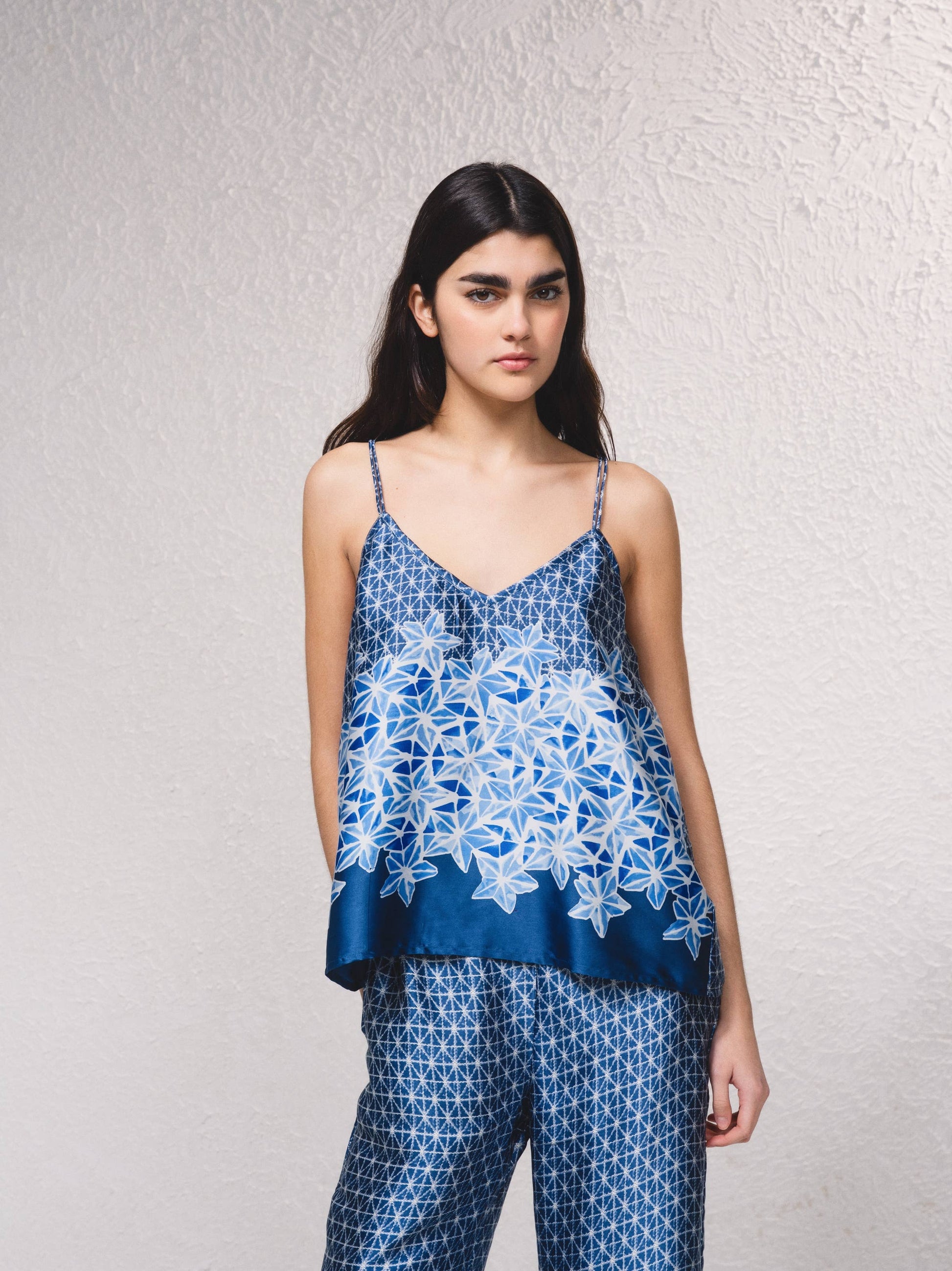 Top in raso stampato blu con spalline sottili