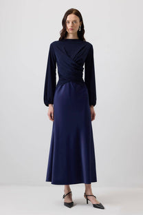 Abito lungo blu navy drappeggiato con maniche a palloncino