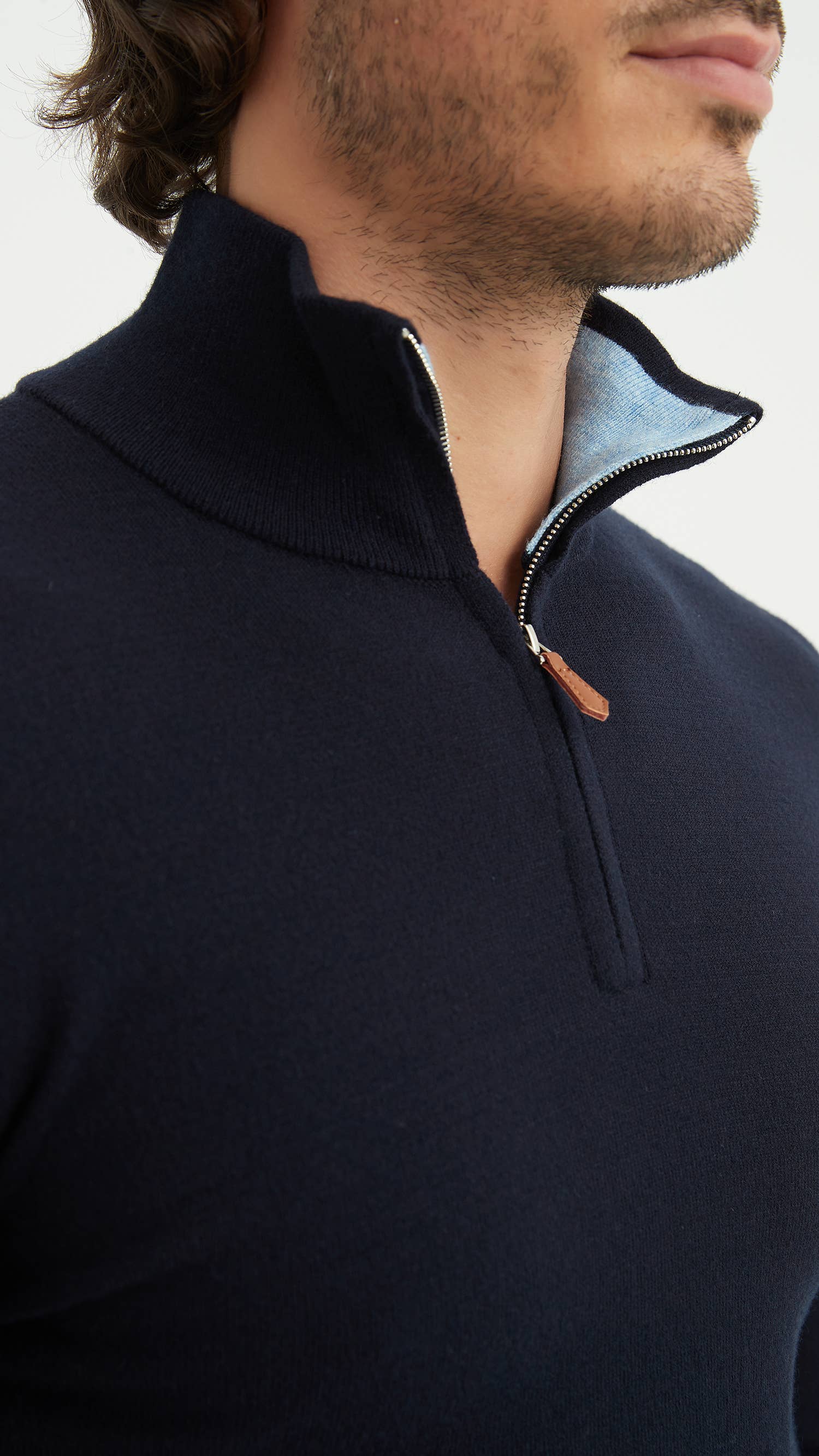 Maglione blu con collo trucker effetto cashmere