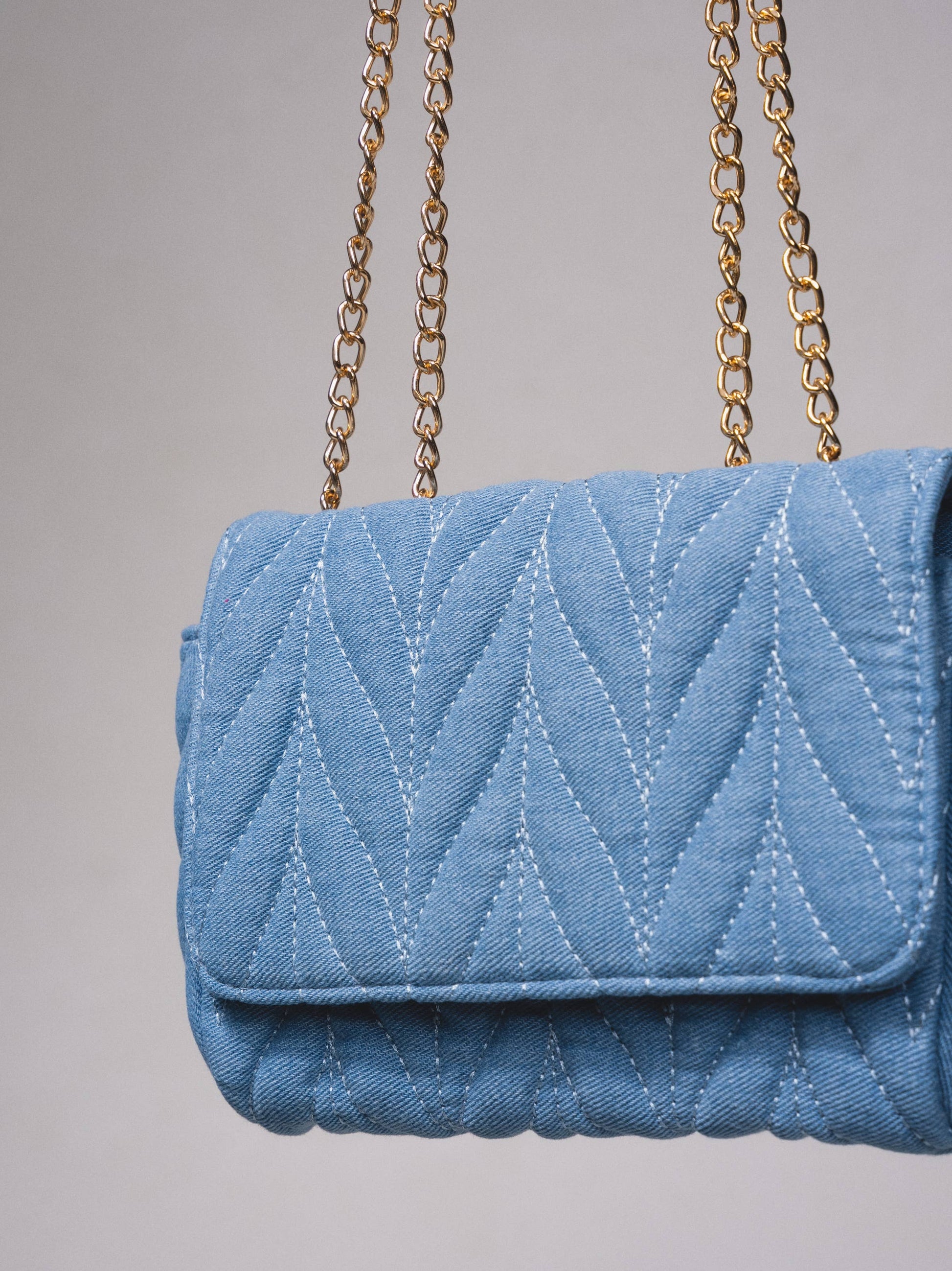 Borsa a tracolla in denim trapuntato con catena dorata