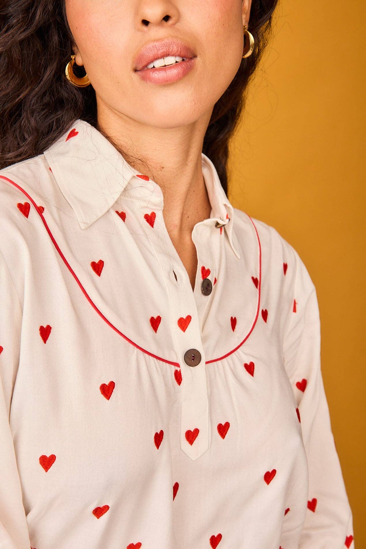 Camicia Bellota bianca con cuori ricamati