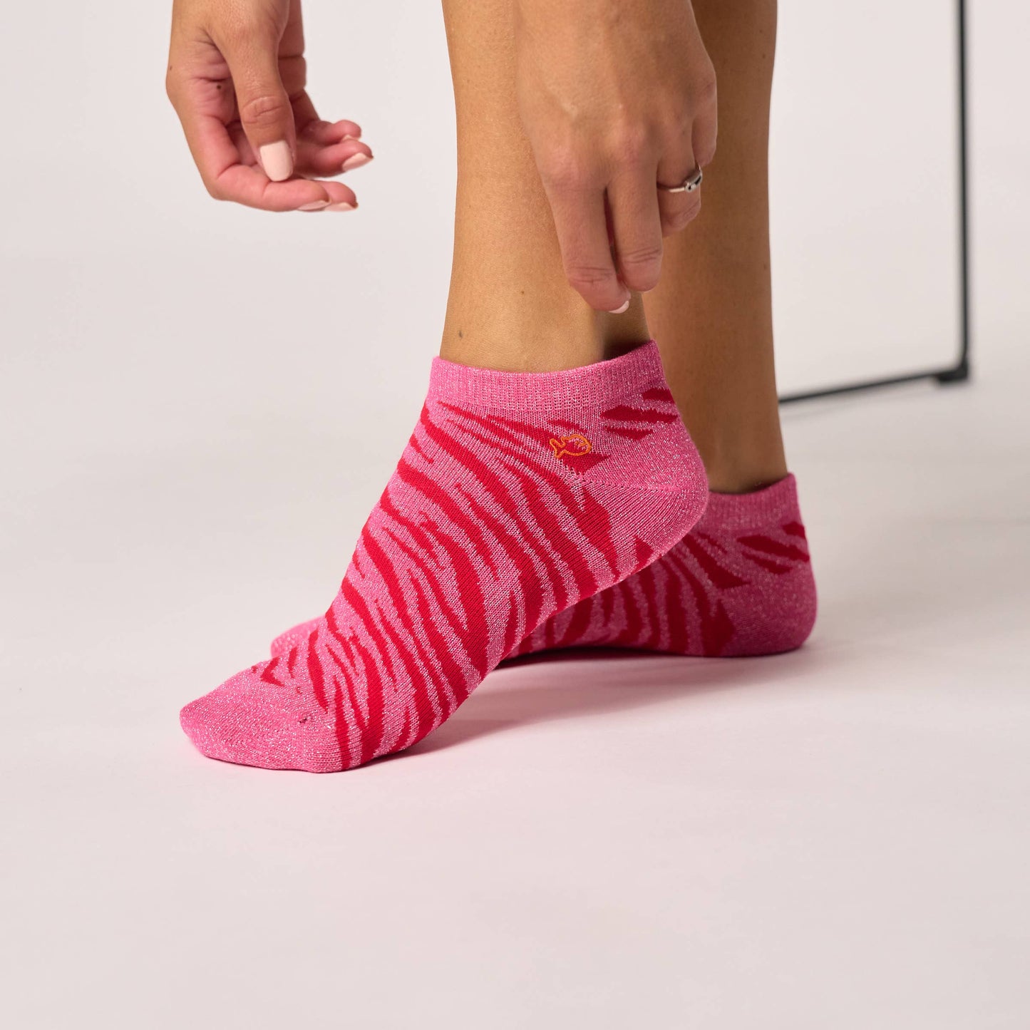 Calzini bassi glitterati zebrati in cotone pettinato rosa e rosso