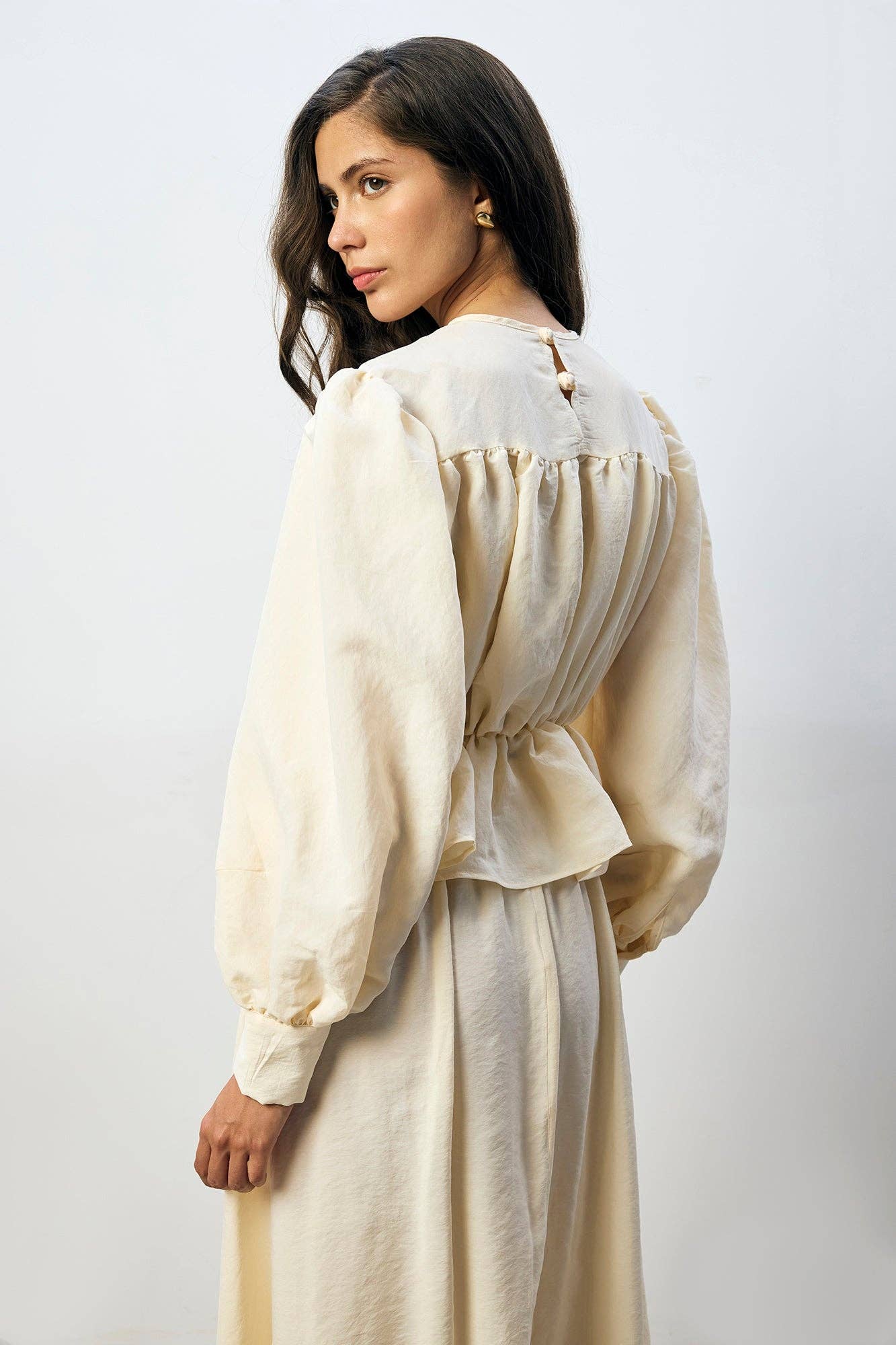 Set coordinato crema con blusa peplo e gonna maxi
