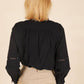 Blusa Telma nera con collo arricciato e inserti in pizzo