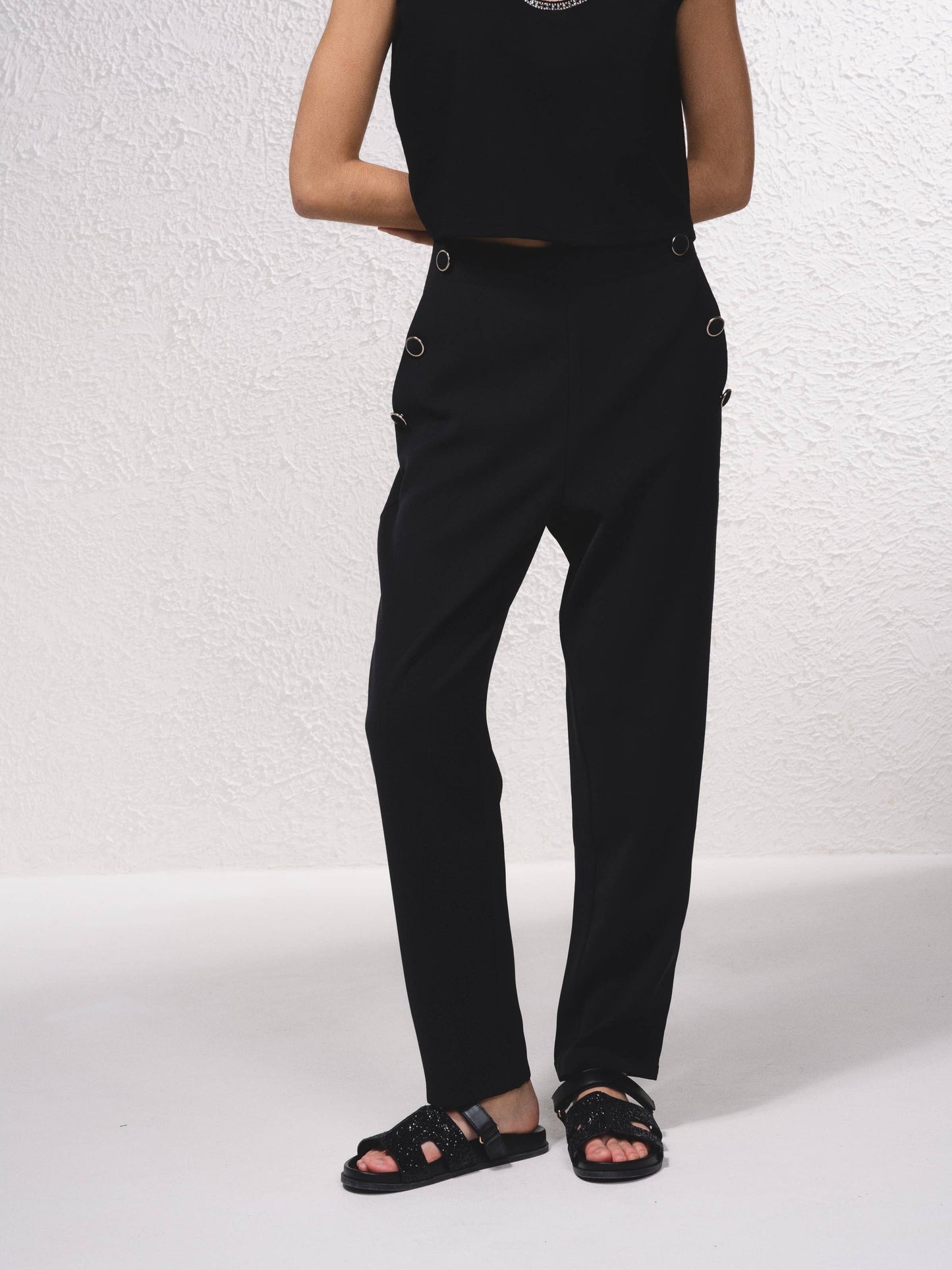 Pantaloni dritti con bottoni decorativi e vita elasticizzata