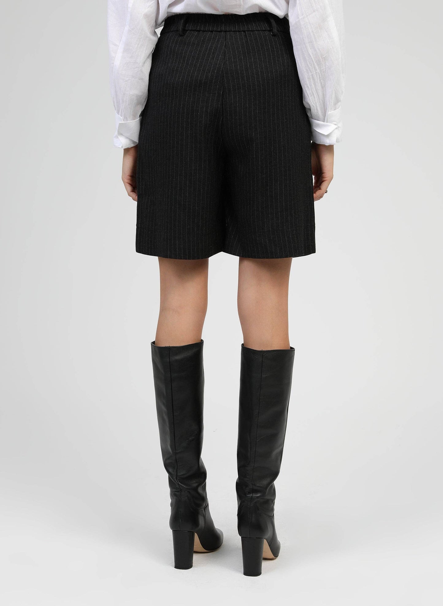 Bermuda sartoriali neri a righe sottili