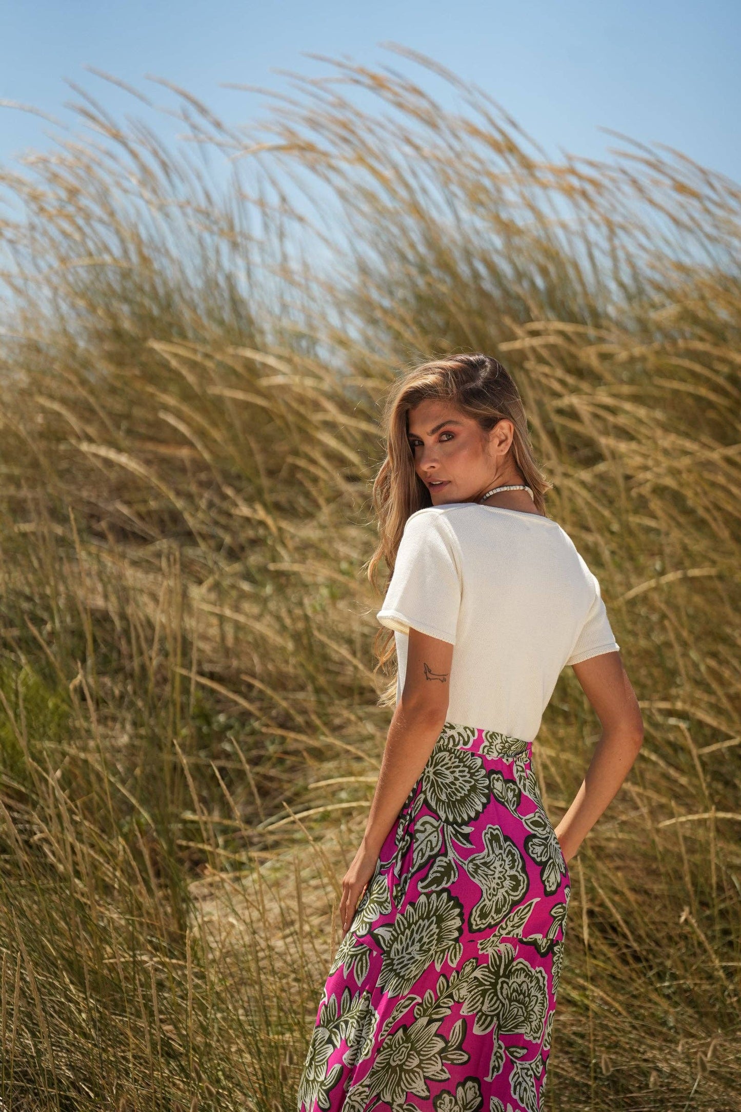 Abito midi con scollo a V e gonna floreale con cintura