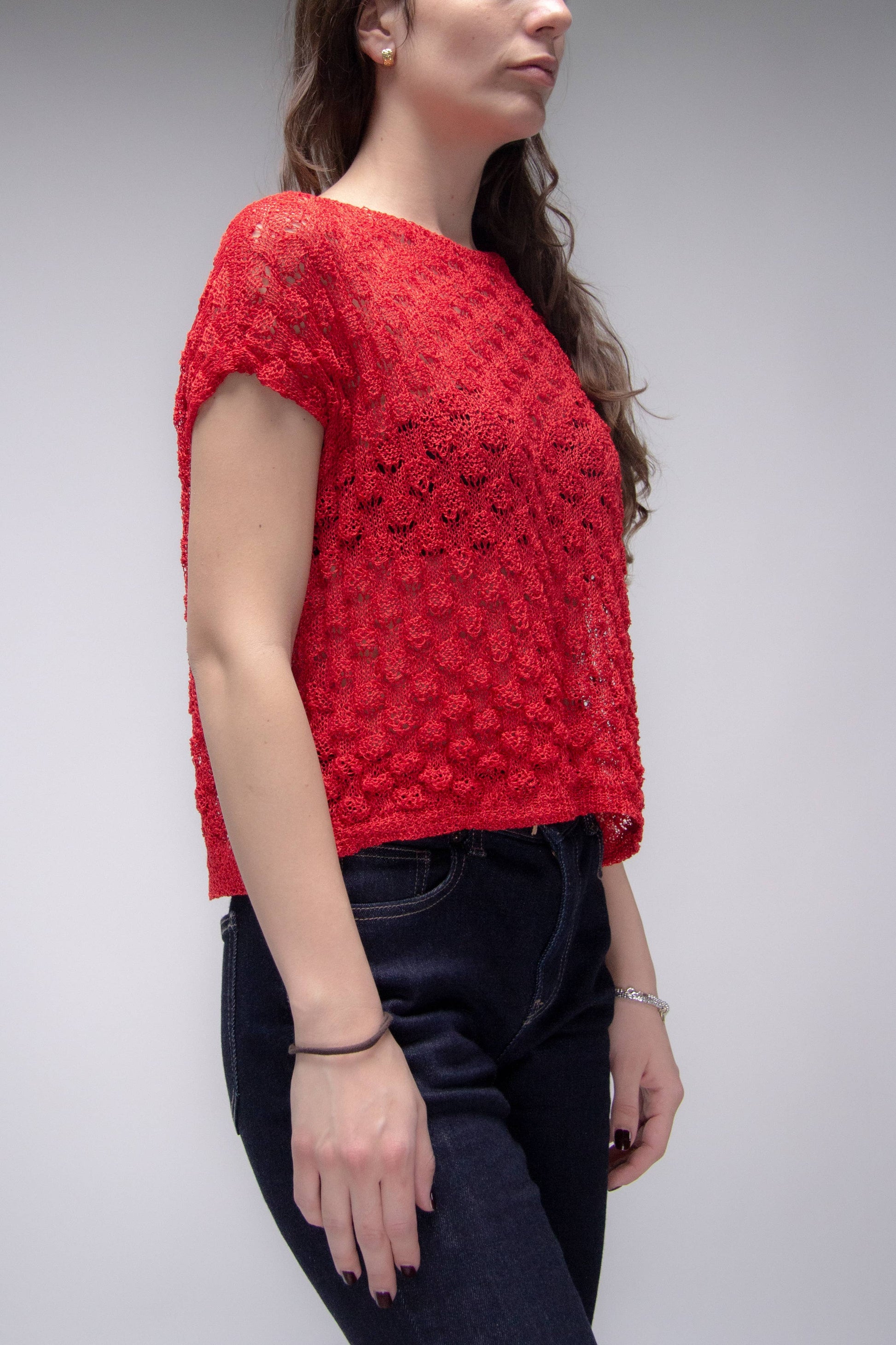 Top corto in crochet traforato dal fit ampio