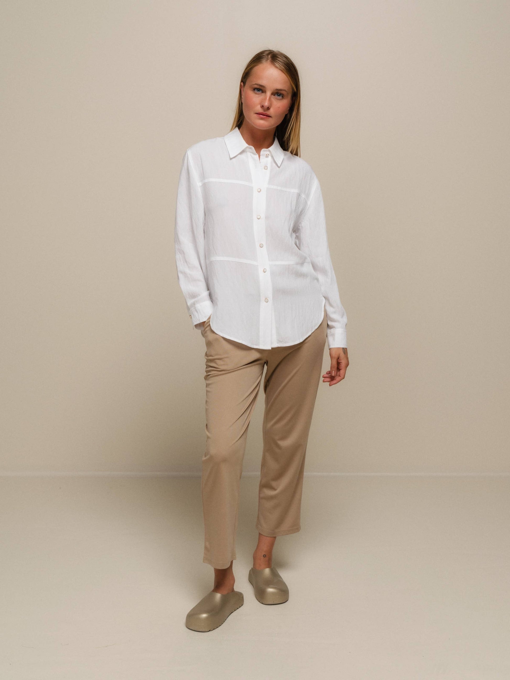 Camicetta oversize con bottoni frontali e colletto classico