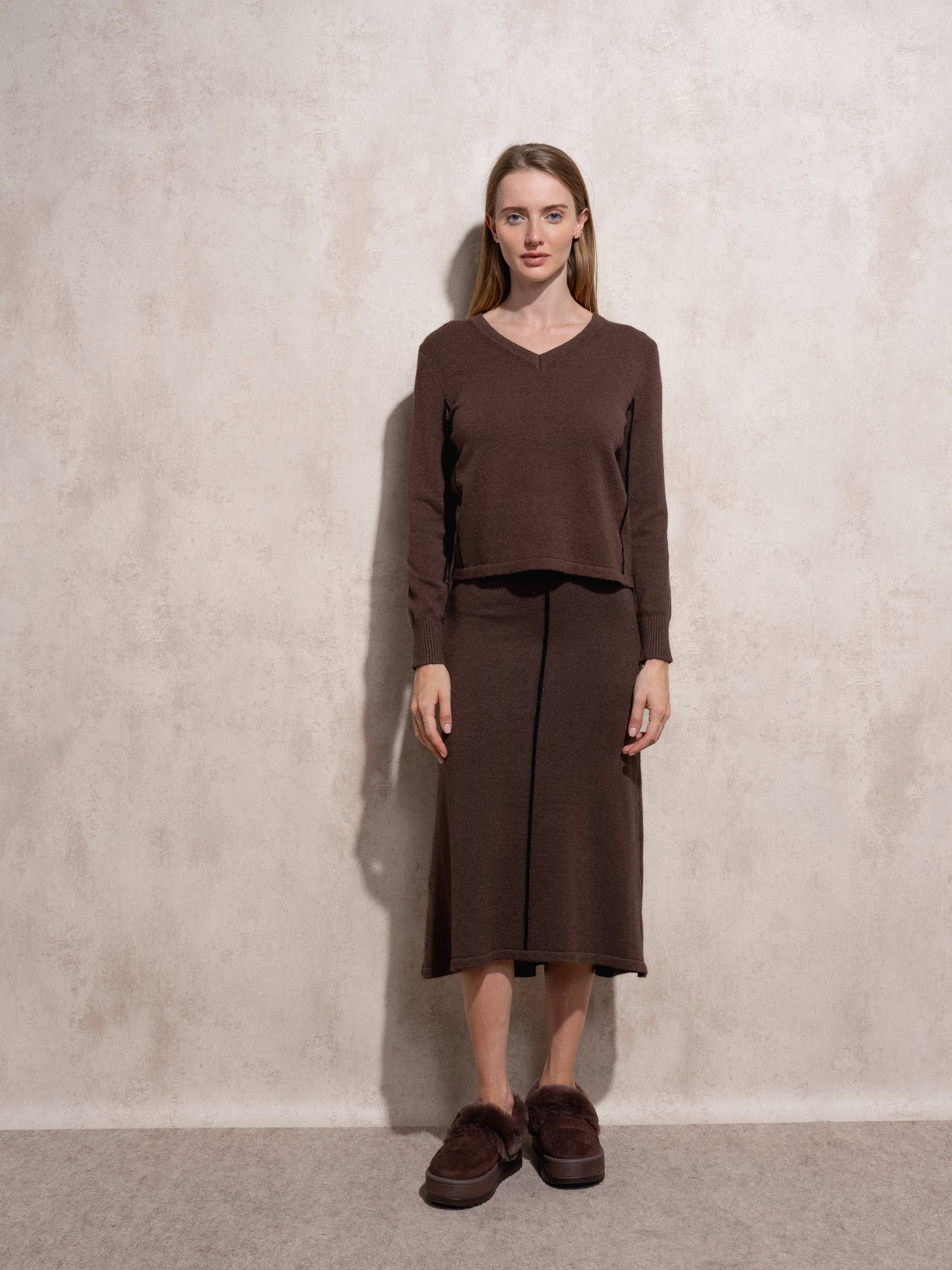 Maglione in maglia con scollo a V e profili a contrasto