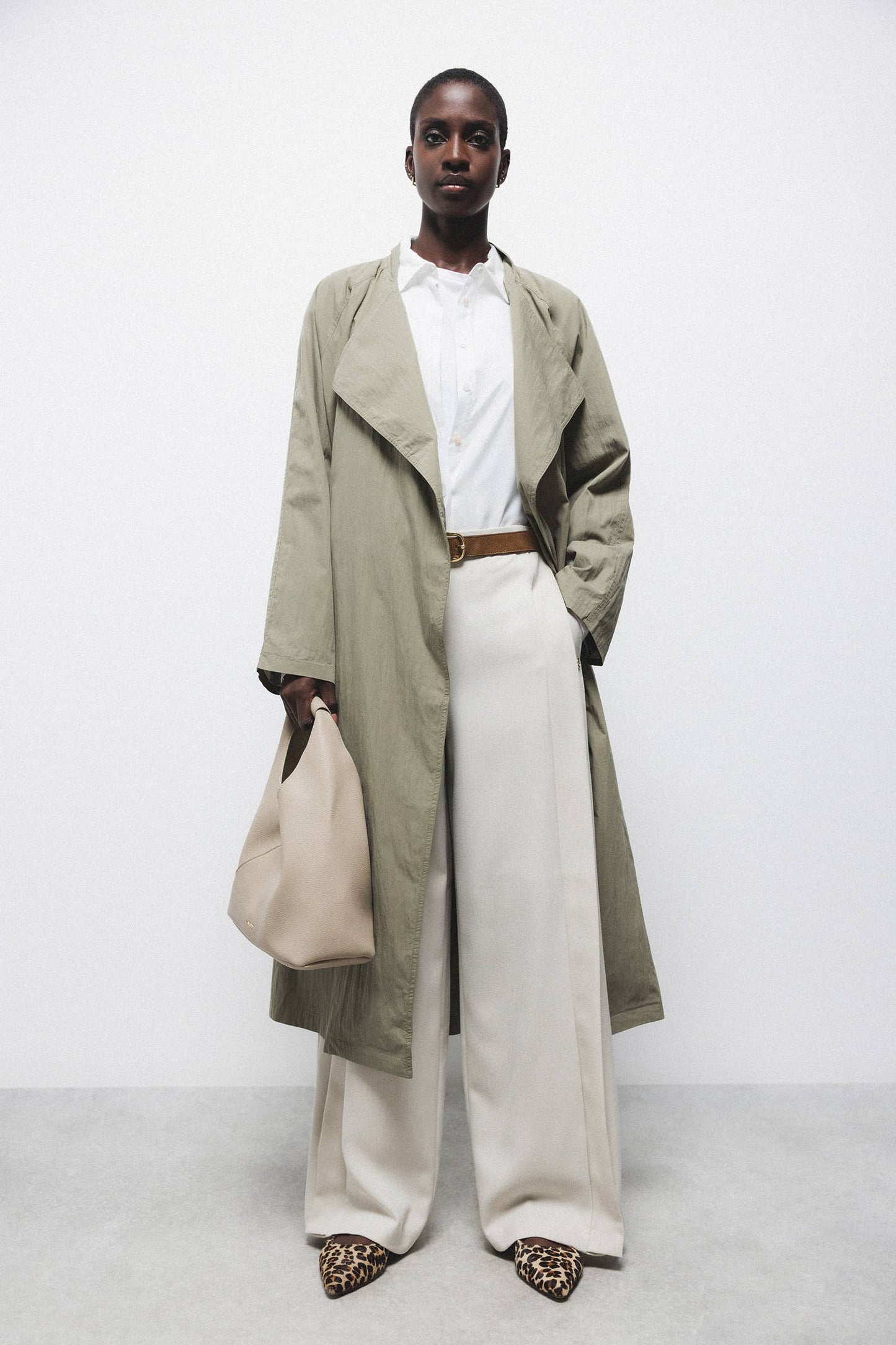 Cappotto lungo con cintura e colletto a rever
