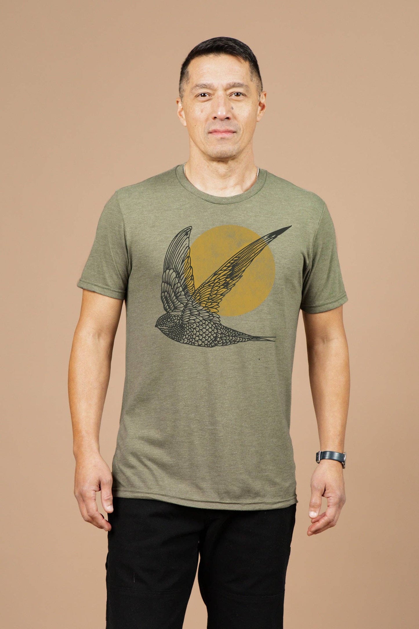 T-shirt uomo leggera con stampa rondine oliva