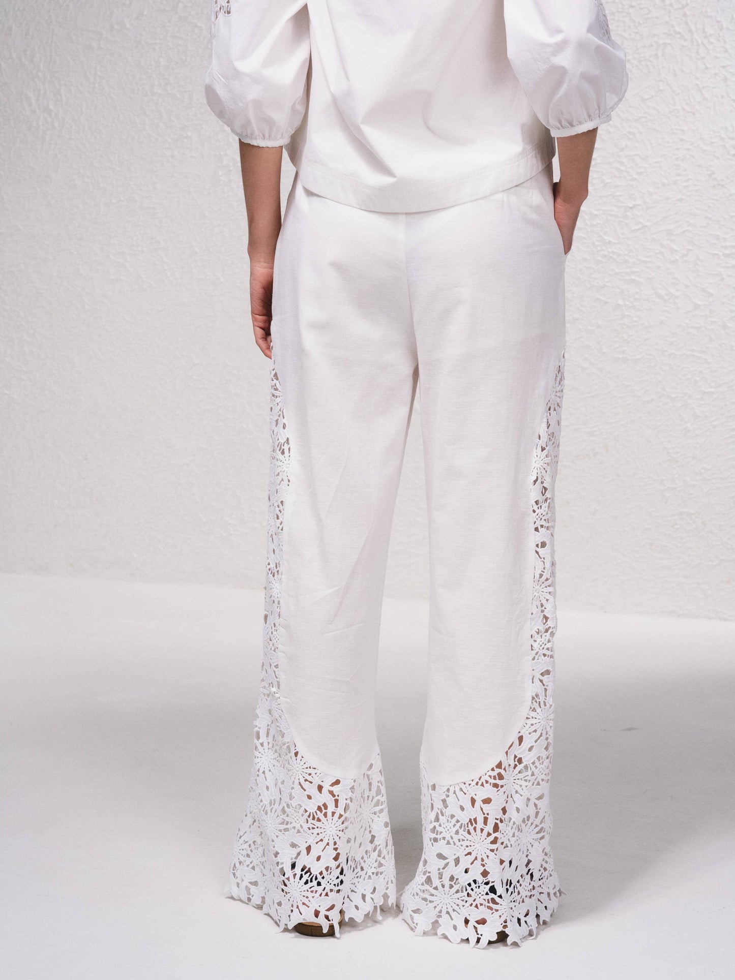 Pantaloni palazzo con pizzo e cintura regolabile