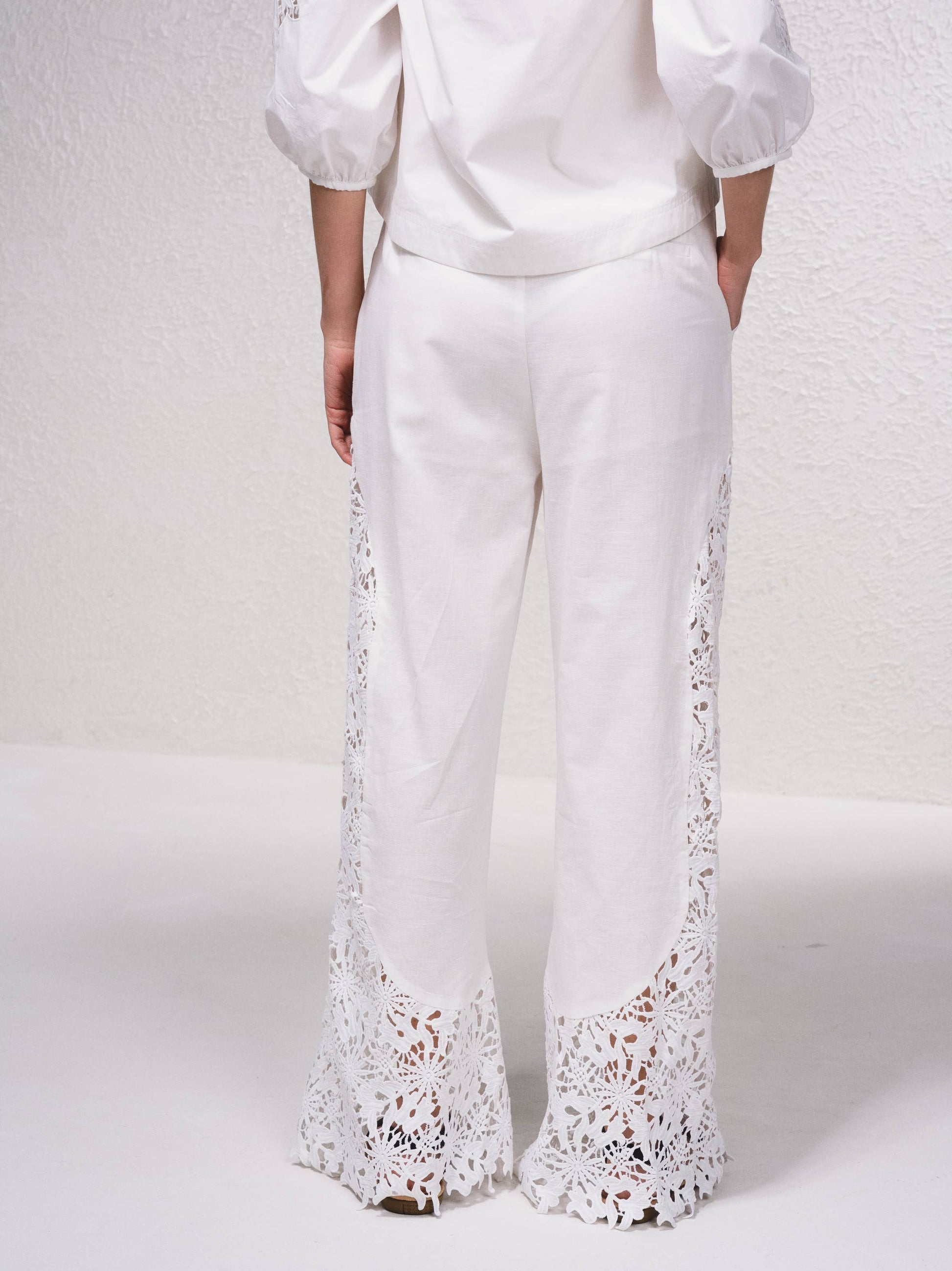 Pantaloni palazzo con pizzo e cintura regolabile