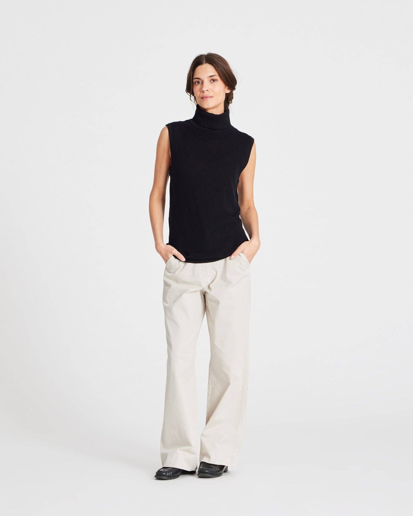 Top smanicato a collo alto in cotone organico nero