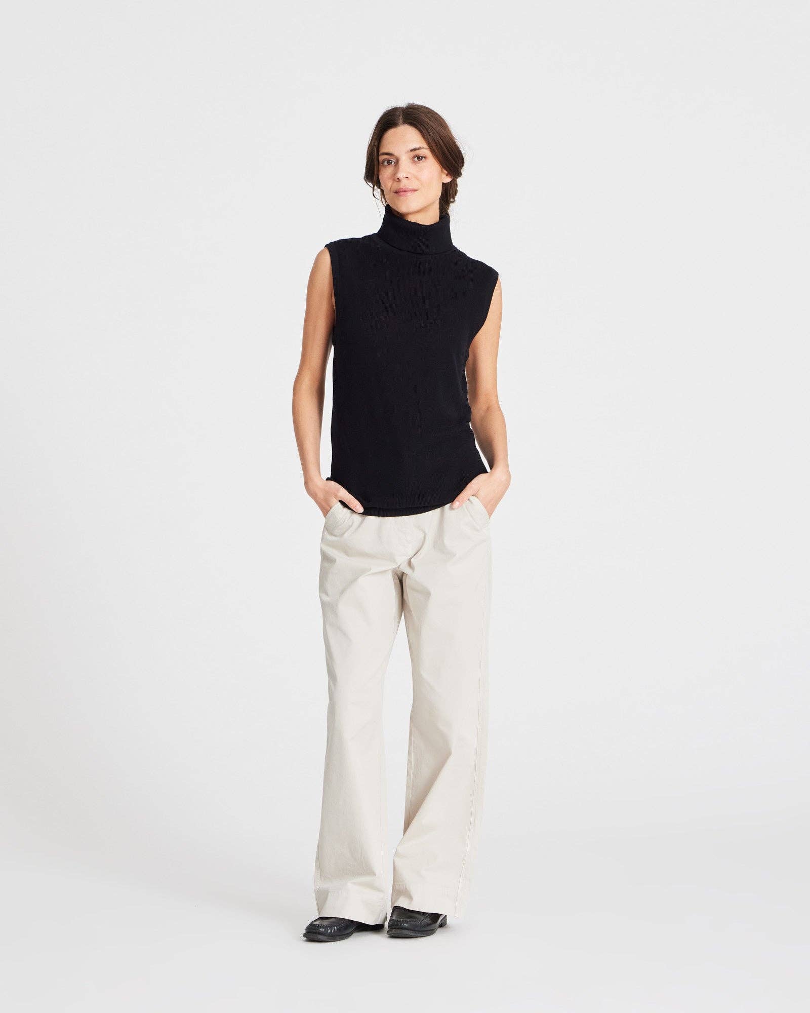Top smanicato a collo alto in cotone organico nero