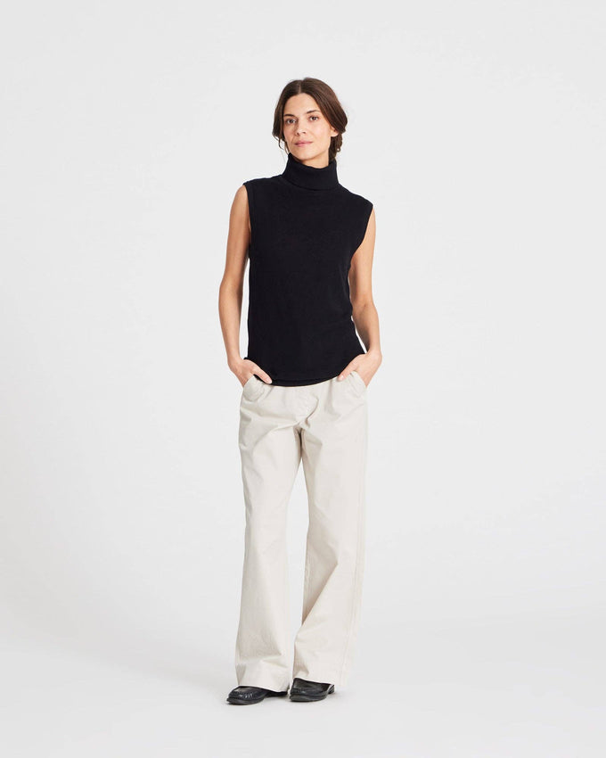 Top smanicato a collo alto in cotone organico nero