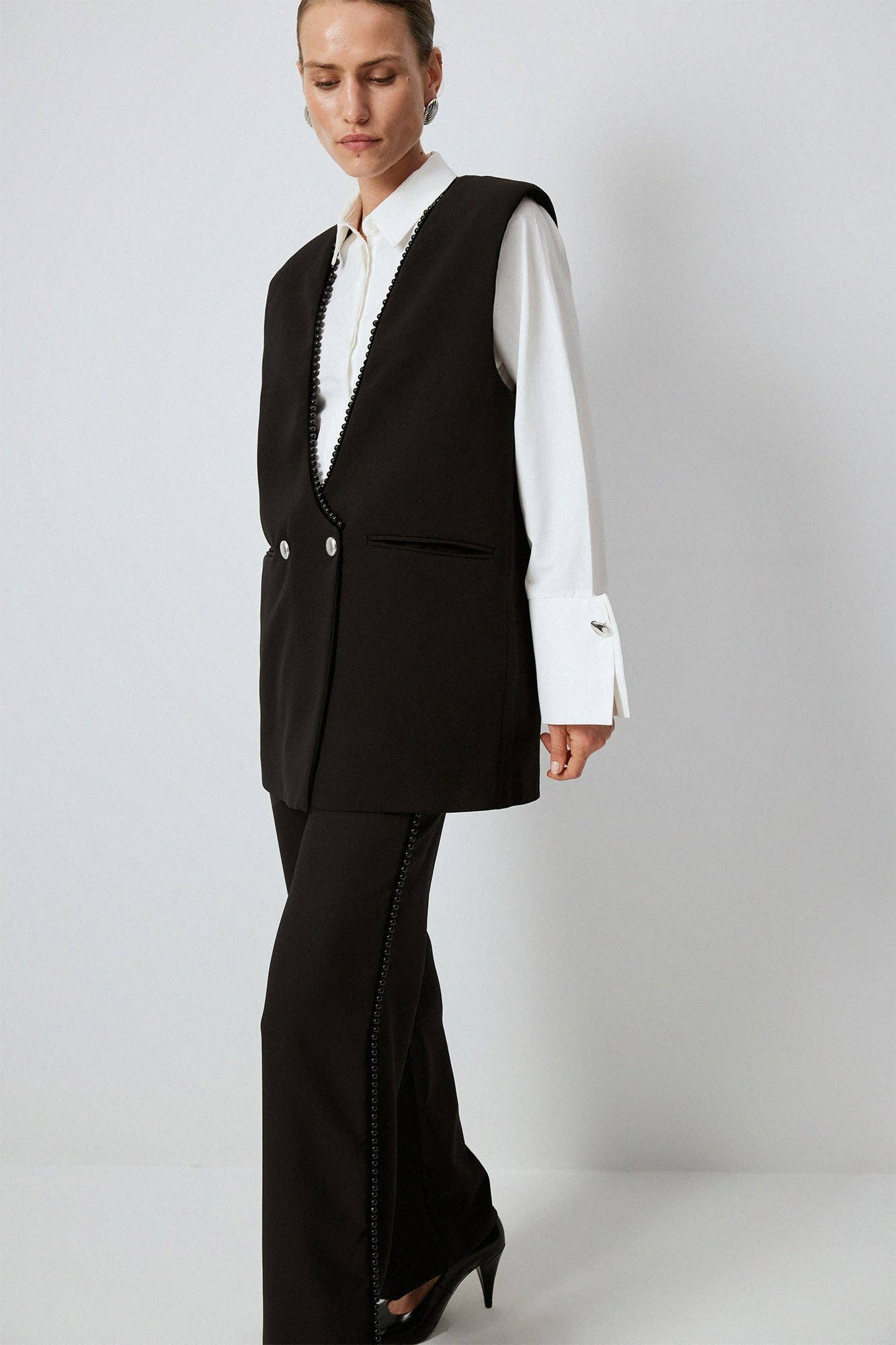 Gilet in crêpe con dettagli in perle
