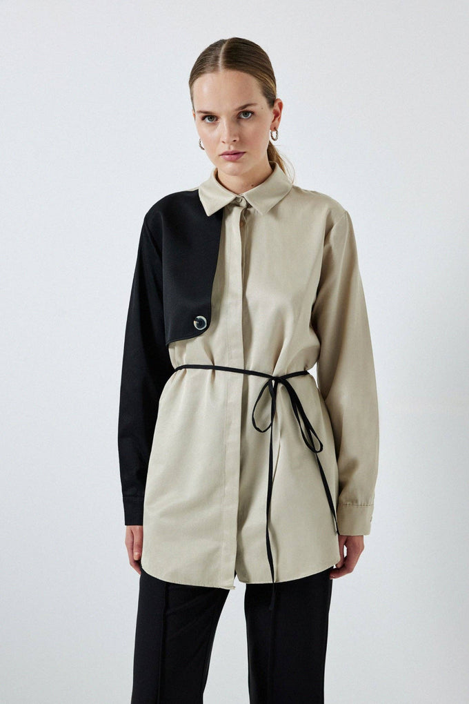 Camicia bicolore con cintura e dettaglio ad anello D