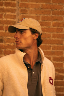 Cappellino in cotone biologico color sabbia con patch ricamata
