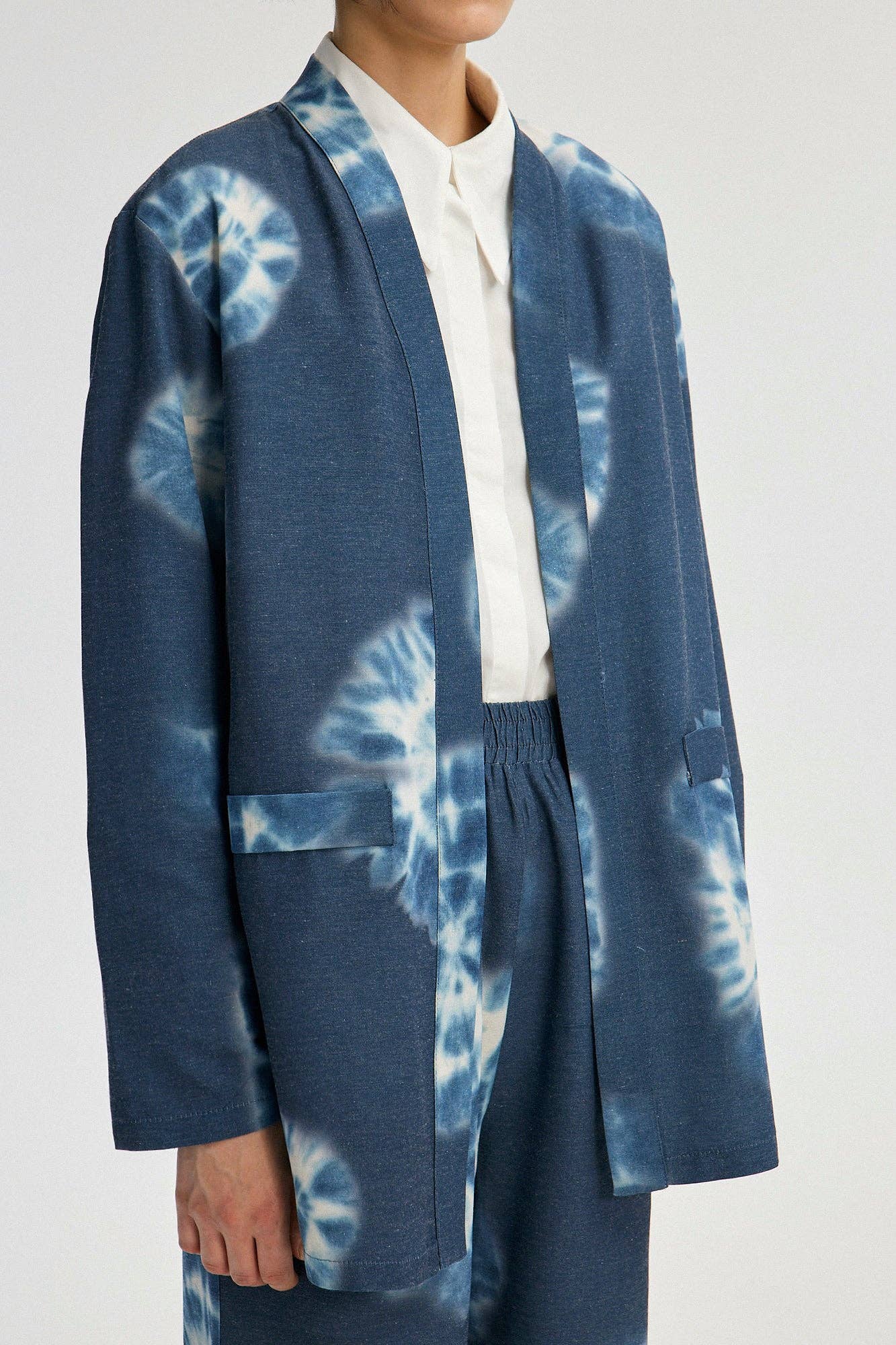 Giacca tie-dye blu stile kimono