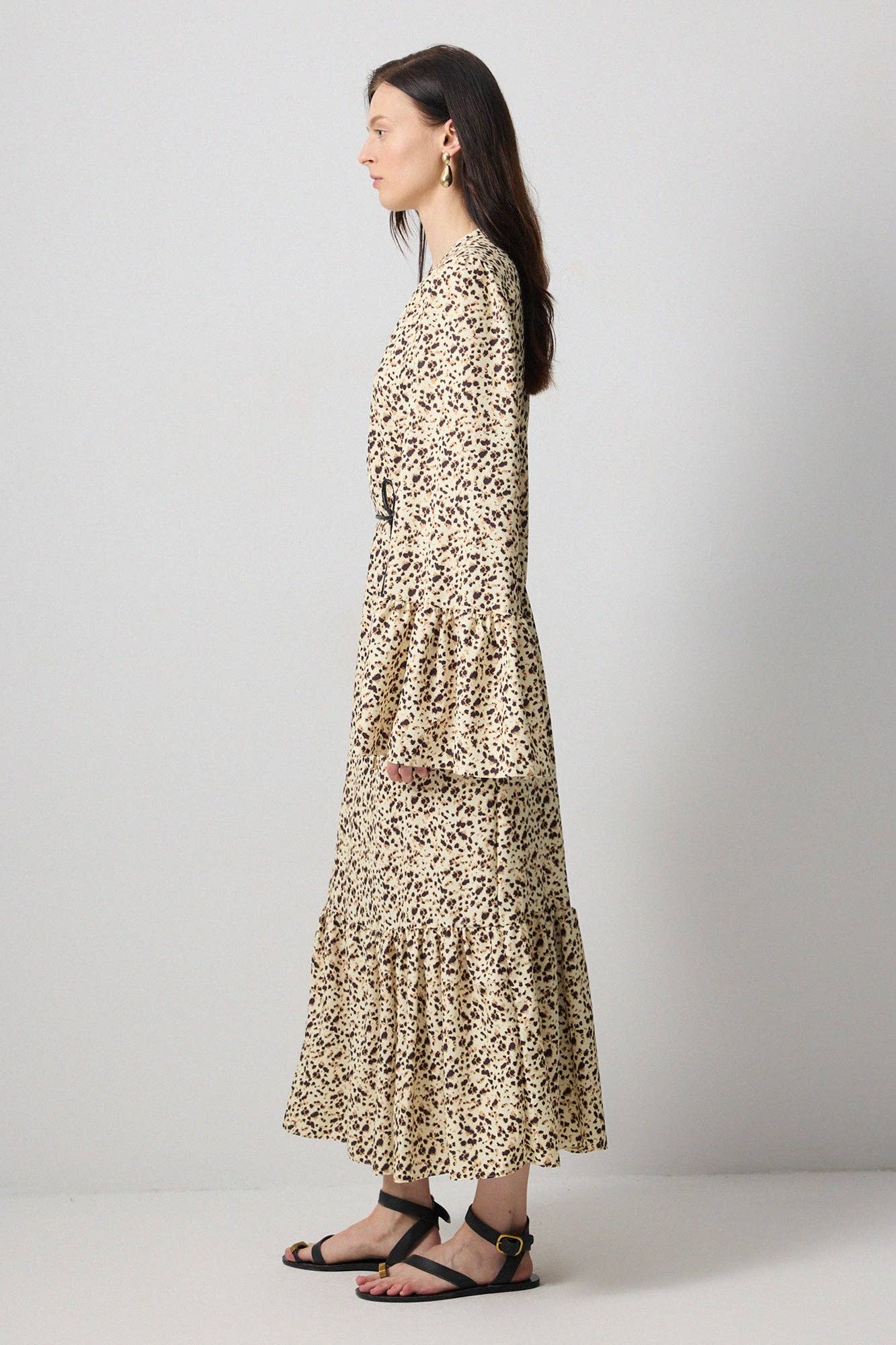 Abito lungo animalier con cintura in ecopelle