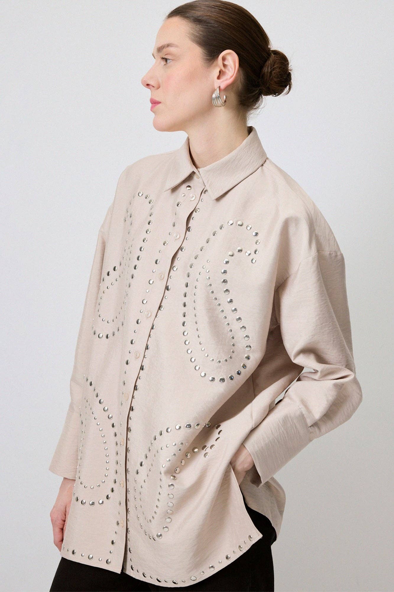 Camicia lunga in cotone con borchie