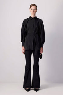Camicia nera in cupro con maniche a pipistrello e cintura